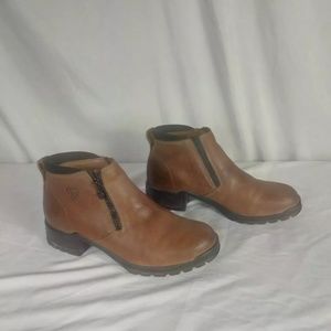 Ariat leather zippered boots size 7 Medium